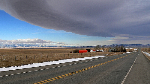 Chinook arch near Pincher Creek, by Tipkodi used under Creative Commons license.